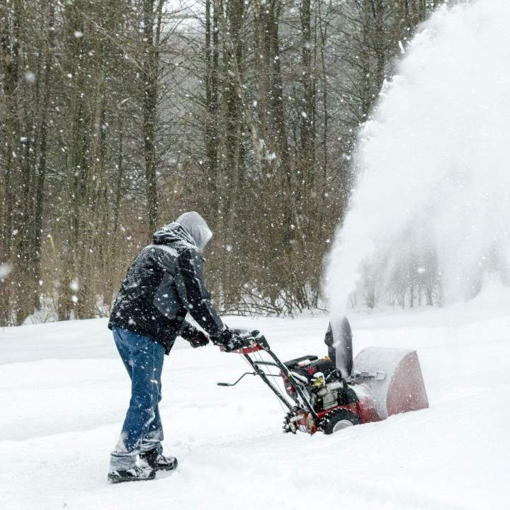 Un déneigement efficace pour un accès sécuritaire garanti.